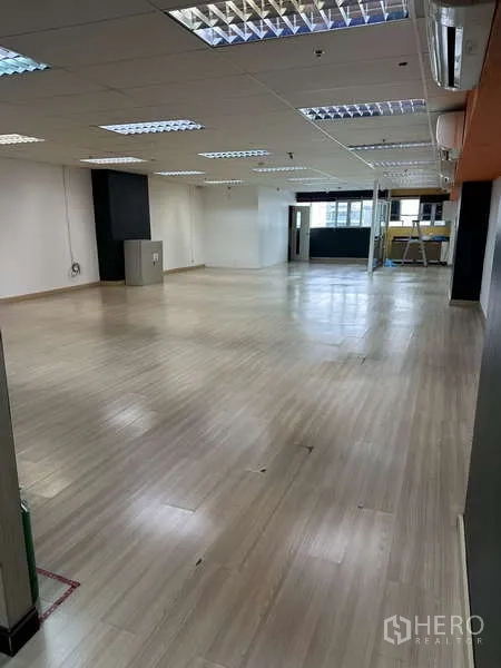 สำนักงาน ให้เช่า - พื้นที่สำนักงานขนาดใหญ่ มีหน้าต่าง แสงสว่างเพียงพอ และเลย์เอาต์ยืดหยุ่น