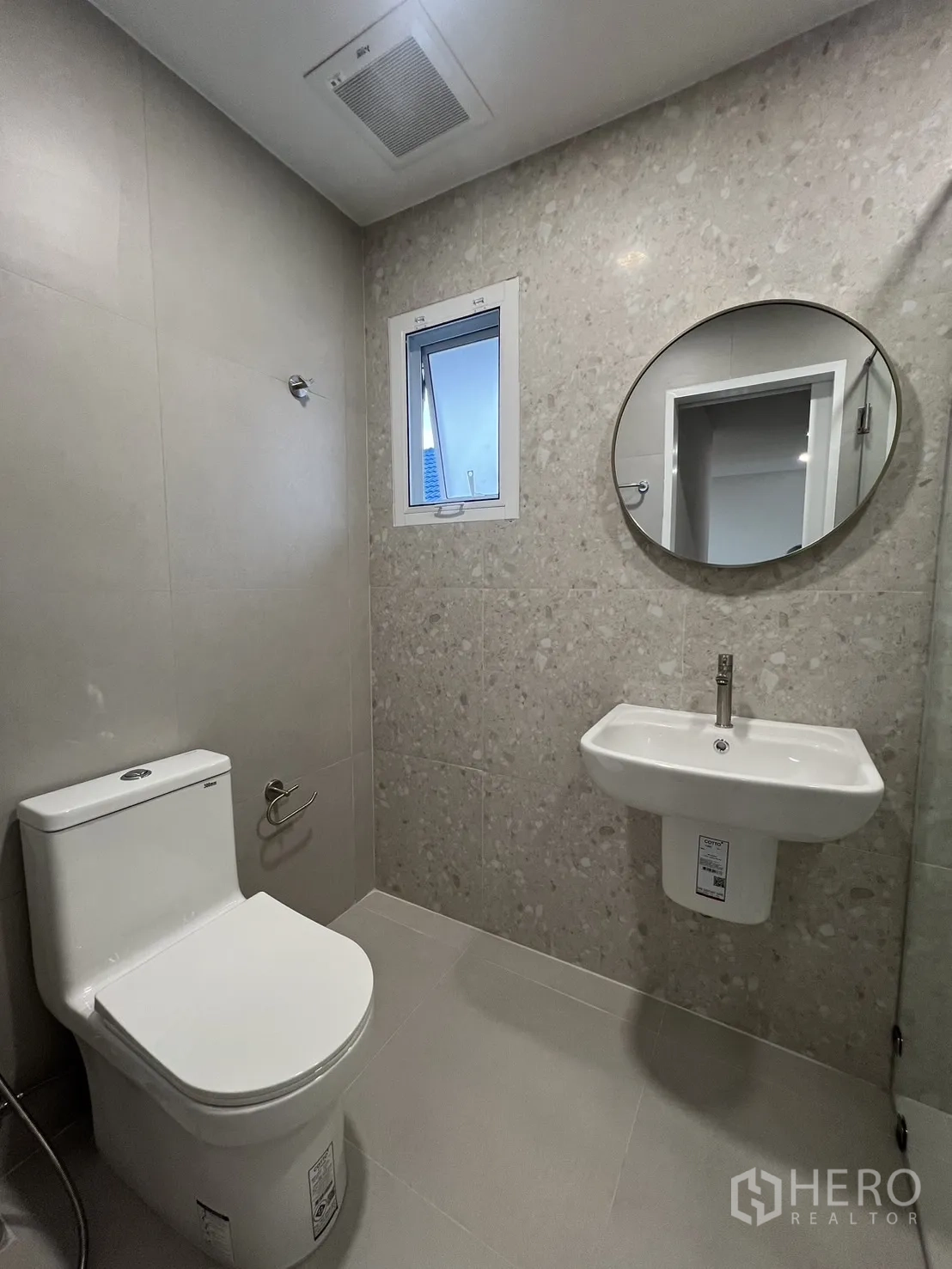 Detached House for rent in Saphan Sung, Bangkok - Shared bathroom with toilet, small window and round mirror.