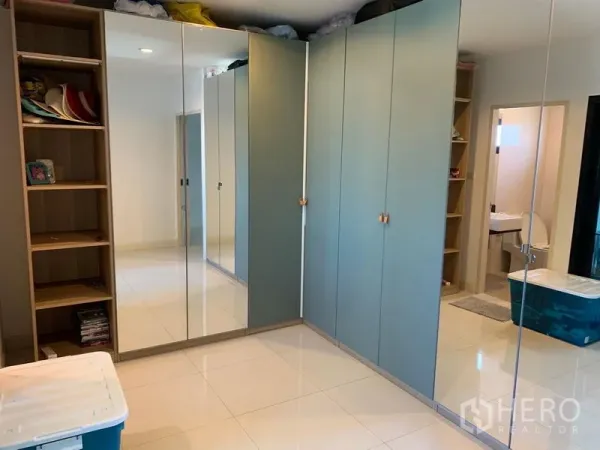 Office Space for sale in Saphan Sung, Bangkok - Dressing and storage area with full-height mirrored wardrobes and glossy tile flooring.
