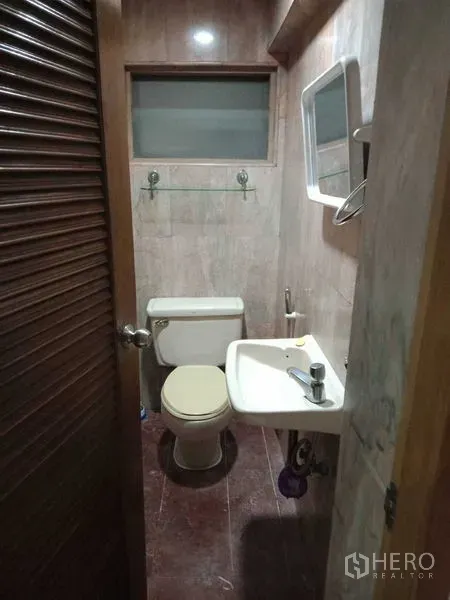 ทาวน์เฮาส์ ให้เช่าในKhlong Toei, Bangkok - ห้องน้ำแขกขนาดกะทัดรัดพร้อมโถสุขภัณฑ์และอ่างล้างหน้า