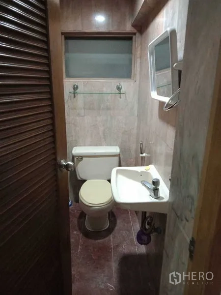 ทาวน์เฮาส์ ให้เช่าในKhlong Toei, Bangkok - ห้องน้ำแขกขนาดกะทัดรัดพร้อมโถสุขภัณฑ์และอ่างล้างหน้า