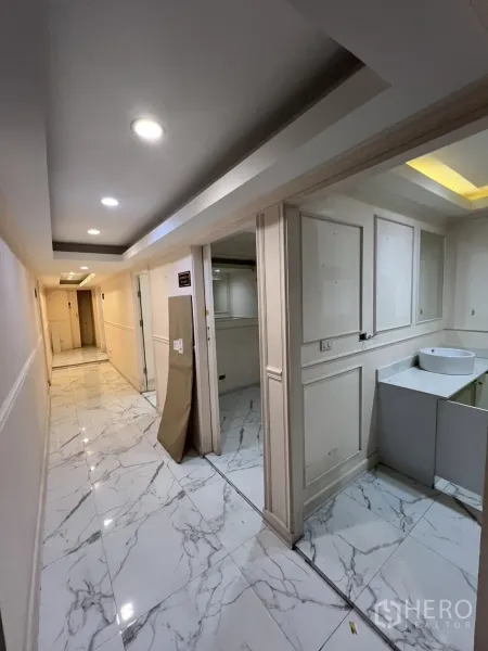 พื้นที่ขายปลีก ให้เช่าในWatthana, Bangkok - โถงทางเดินพื้นเงาลายหินอ่อน มีห้องย่อยหลายห้อง