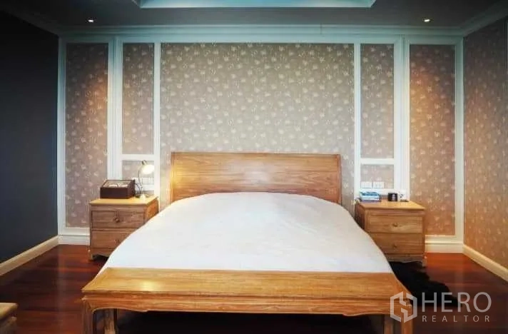 บ้าน ขายในPhra Khanong, Bangkok - ห้องนอนมาสเตอร์ เตียงไม้ โต๊ะข้างเตียง วอลเปเปอร์ลายดอก และพื้นไม้