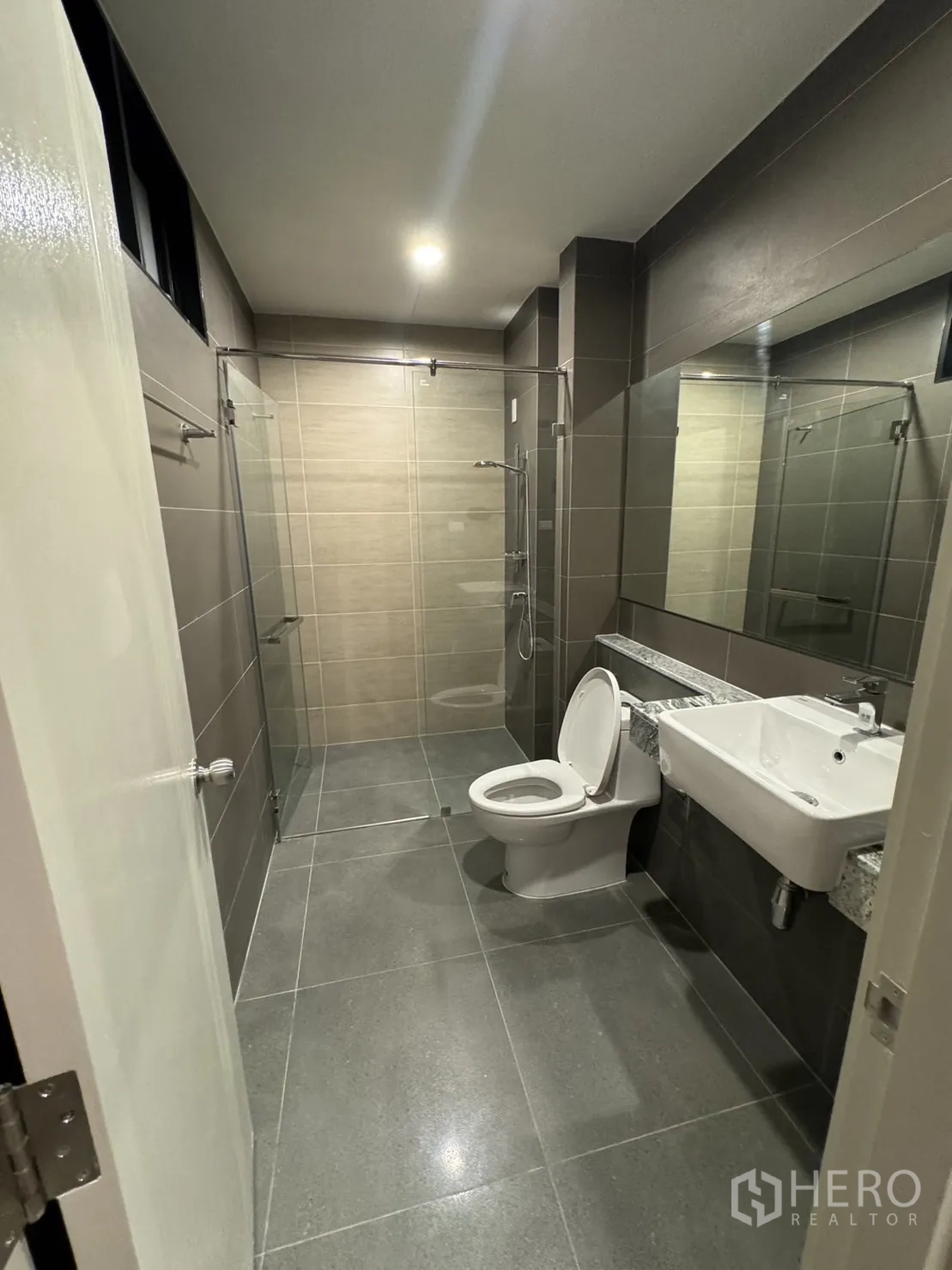 สำนักงานที่บ้าน ให้เช่าในBang Khen, Bangkok - ห้องน้ำมีตู้ shower กระจก อ่างล้างหน้า และชักโครก