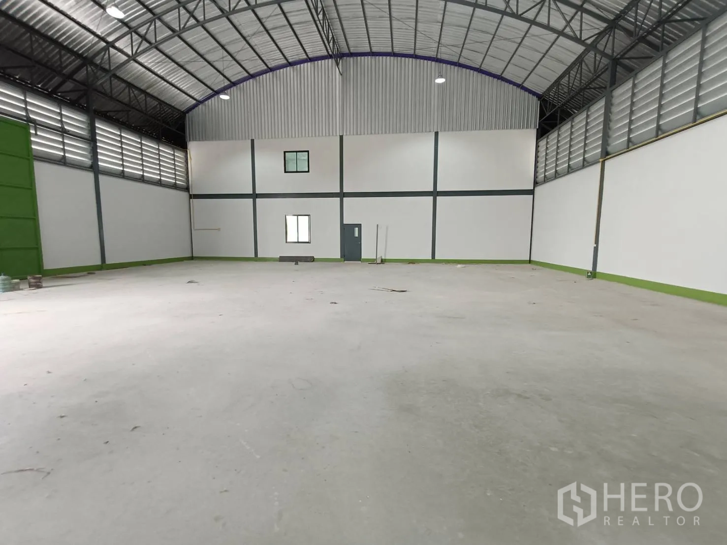 โรงงาน ให้เช่าในLam Luk Ka, Pathum Thani - ภายในโกดังกว้าง มองไปยังบล็อกสำนักงานและไฟไฮเบย์