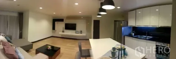 คอนโด ให้เช่าหรือขายในWatthana, Bangkok - ภาพพาโนรามาพื้นที่นั่งเล่น ครัว และไอส์แลนด์ของคอนโด 144 ตร.ม.