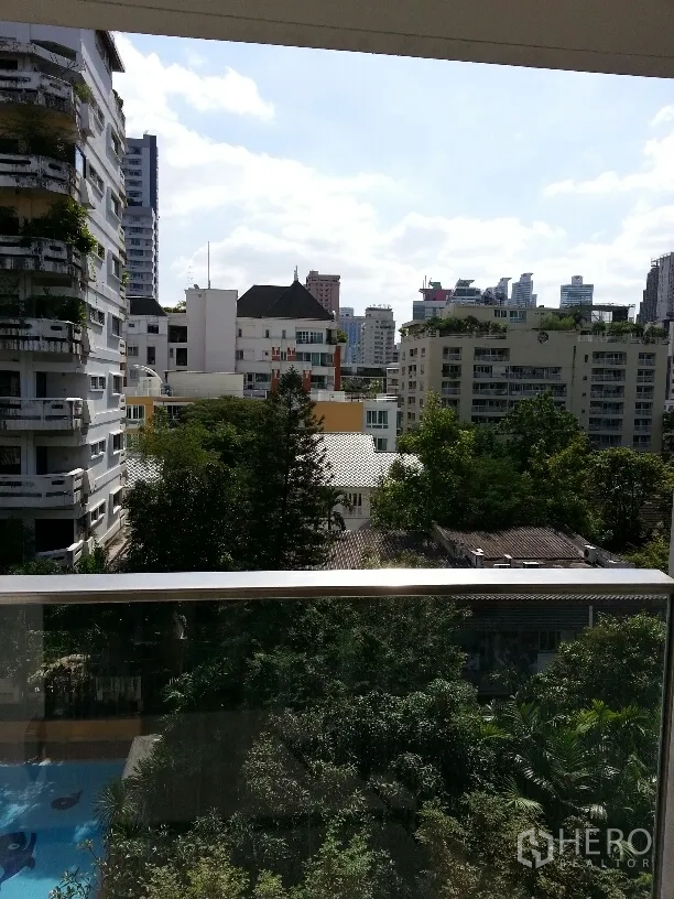 คอนโด ให้เช่าในWatthana, Bangkok - วิวระเบียงมองเห็นพื้นที่สีเขียว สระว่ายน้ำ และอาคารเมืองในเขตวัฒนา