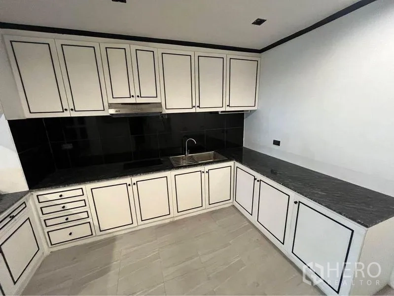 คอนโด ให้เช่าหรือขายในWatthana, Bangkok - ครัวมุมกว้าง พร้อมตู้เก็บของจำนวนมากและอ่างล้างจานสแตนเลส