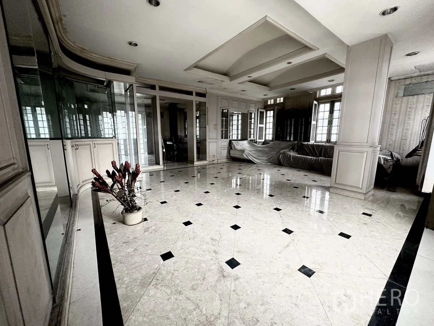 สำนักงานที่บ้าน ให้เช่าในHuai Khwang, Bangkok - ห้องประชุมสว่างพื้นหินอ่อนสีขาว ผนังกระจก และตู้บิวท์อิน