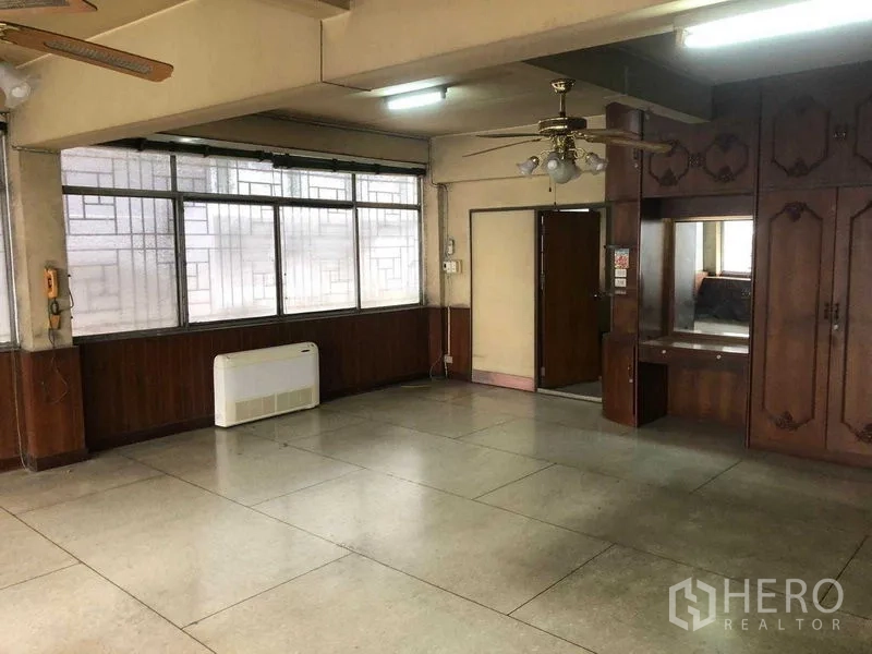 อาคารพาณิชย์ ให้เช่าในKhlong Toei, Bangkok - พื้นที่โล่งมีพัดลมเพดาน ตู้บิวท์อิน และหน้าต่างหลายบาน