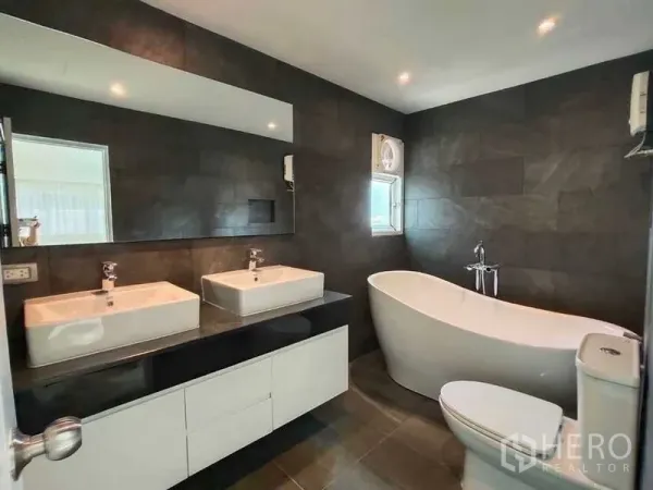 คอนโด ให้เช่าในBang Rak, Bangkok - ห้องน้ำร่วมสมัย อ่างอาบน้ำแบบลอยตัว อ่างล้างหน้าคู่ กระจกบานใหญ่ และผนังสีเข้ม