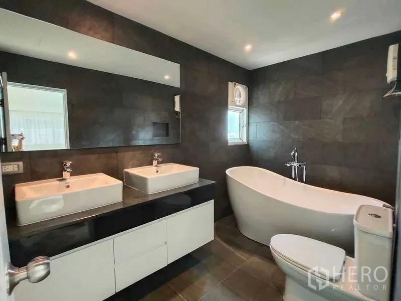 คอนโด ให้เช่าในBang Rak, Bangkok - ห้องน้ำร่วมสมัย อ่างอาบน้ำแบบลอยตัว อ่างล้างหน้าคู่ กระจกบานใหญ่ และผนังสีเข้ม