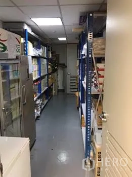 สำนักงาน ให้เช่าในKhlong Toei, Bangkok - ห้องเก็บของพร้อมชั้นเหล็กและอุปกรณ์จัดเก็บ