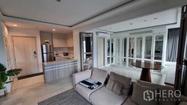 Condominium for sale in Pathum Wan, Bangkok - Open-plan living area with modern kitchen, stone counter and fridge