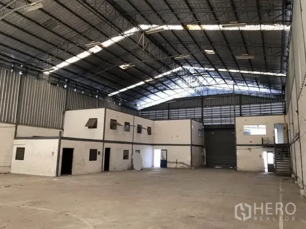 คลังสินค้า ให้เช่าในSuan Luang, Bangkok - ภายในโกดังเพดานทรัสเหล็กสูง มีชั้นลอยออฟฟิศและประตูม้วนขนาดใหญ่