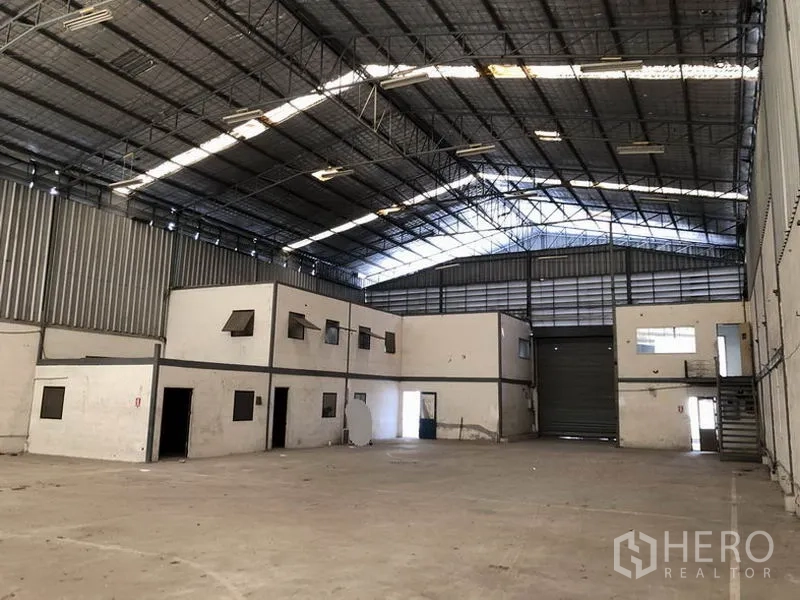 คลังสินค้า ให้เช่าในSuan Luang, Bangkok - ภายในโกดังเพดานทรัสเหล็กสูง มีชั้นลอยออฟฟิศและประตูม้วนขนาดใหญ่