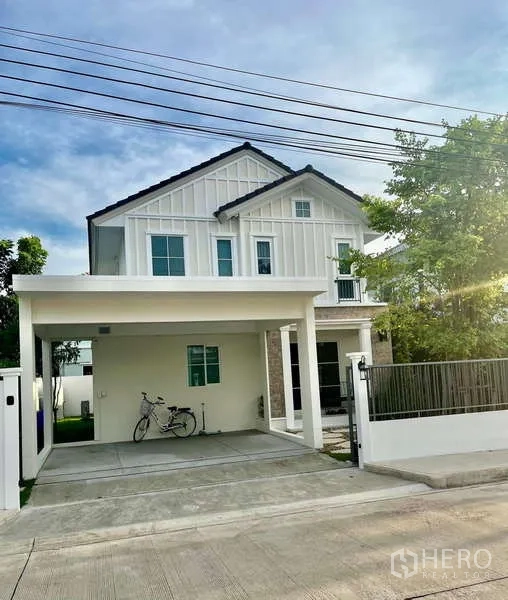 Detached House for rent in Bang Phli, Samut Prakan - Modern two-storey detached house with carport and gate in Bang Phli.