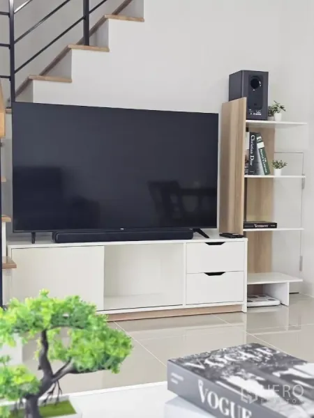 ทาวน์เฮาส์ ให้เช่าในBang Phli, Samut Prakan - ห้องนั่งเล่นมีสมาร์ททีวี 55 นิ้วบนตู้สีขาวติดบันไดโปร่ง.