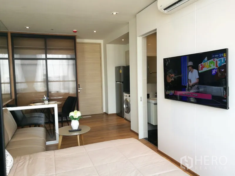 คอนโด ขายในKhlong Toei, Bangkok - ทีวีติดผนังตรงข้ามเตียง ทางเข้าและครัวสไตล์โมเดิร์น