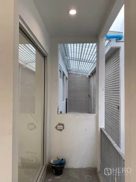 สำนักงานที่บ้าน ให้เช่าในPhra Khanong, Bangkok - ระเบียงซักล้างแบบมีหลังคา พร้อมบานเลื่อนและระแนงบังตา