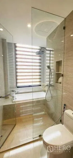 คอนโด ให้เช่า - ห้องน้ำสไตล์โมเดิร์น มีห้องอาบน้ำกระจก ฝักบัวเรนชาวเวอร์ และอ่างอาบน้ำริมหน้าต่าง