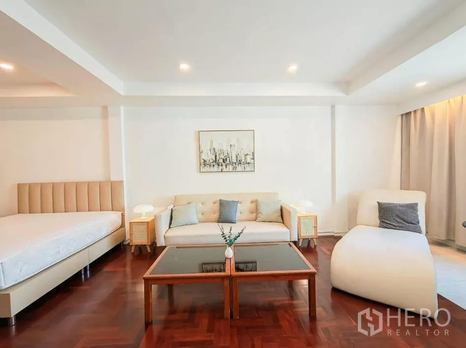 บ้าน ให้เช่าในYan Nawa, Bangkok - มุมมองอีกด้านของสวีท เห็นเตียง โซฟา และไฟเพดานนุ่มนวล