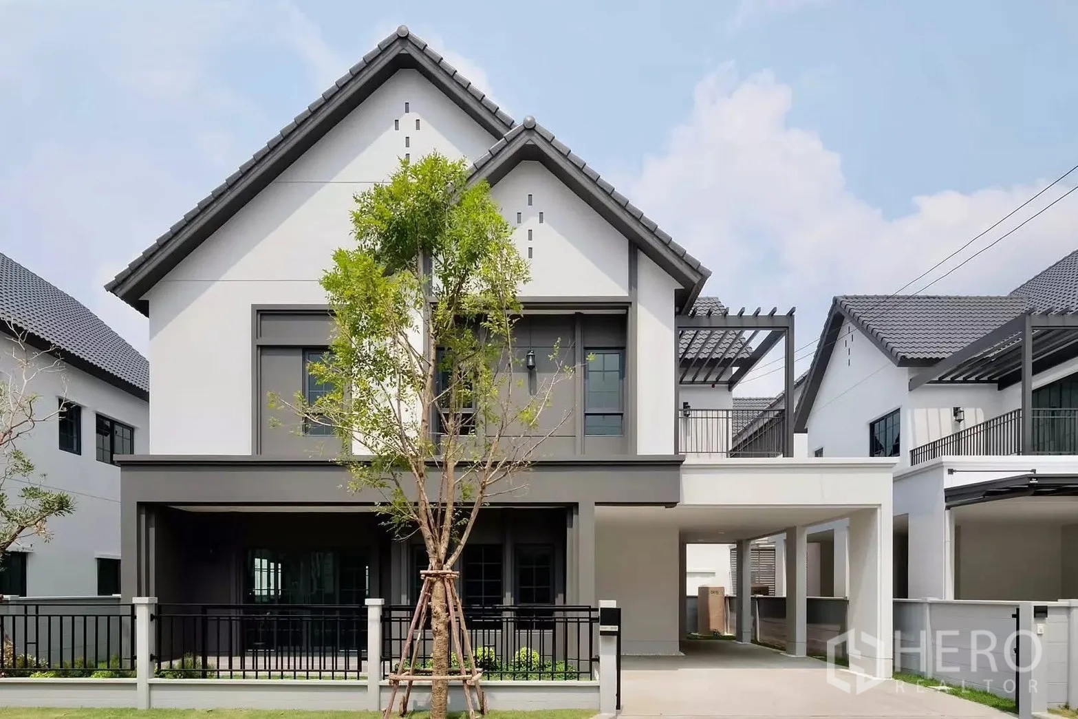 独栋房屋 for rent in Bang Phli, Samut Prakan - 现代两层独栋住宅外观，带围栏和有顶车位