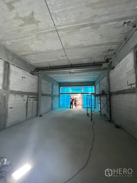 零售空间 出租在Khlong Toei, Bangkok - 长方形店铺空间，混凝土高顶与外露管线，面向入口。