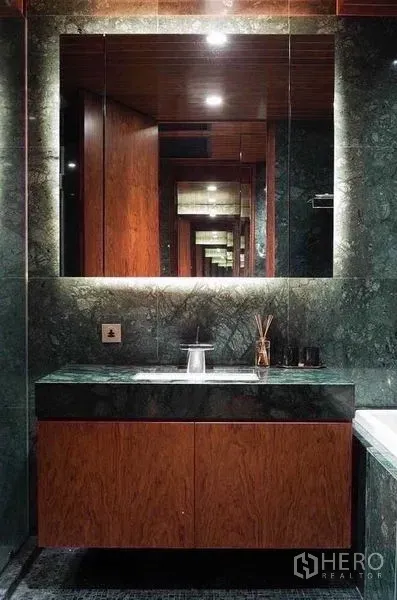 公寓 出租在Watthana, Bangkok - 浴室绿纹大理石墙、背光镜与木质洗手台