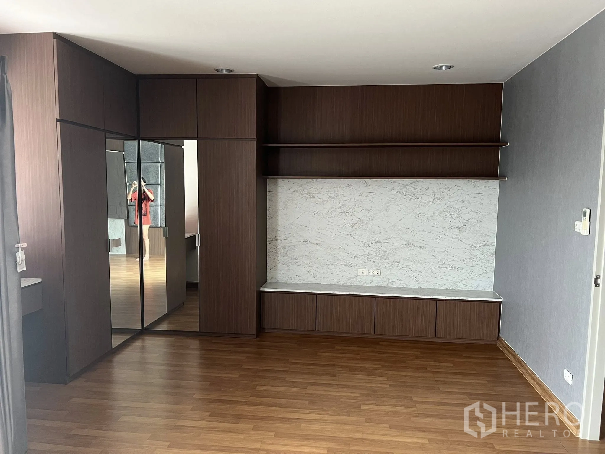 Detached House for rent or sale in Don Mueang, Bangkok - Built-in wardrobe wall with marble-effect panel and shelves.