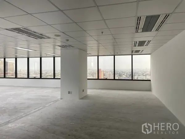 办公空间 出租在Din Daeng, Bangkok - 明亮工作区，整面窗墙，尽览丁登区城市景色。