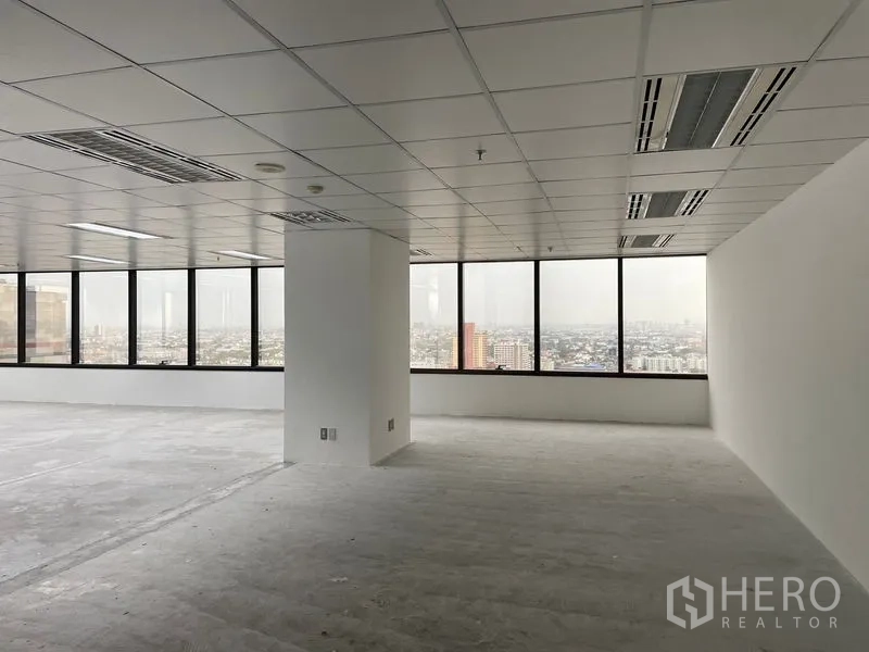 办公空间 出租在Din Daeng, Bangkok - 明亮工作区，整面窗墙，尽览丁登区城市景色。