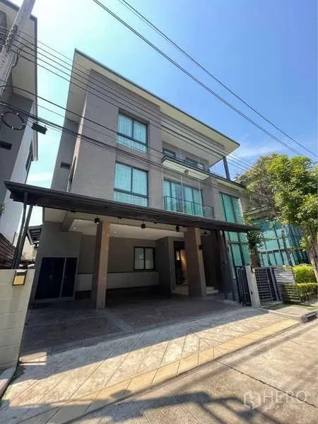 Detached House for rent in Bang Sue, Bangkok - Contemporary three-storey detached house exterior with covered parking.