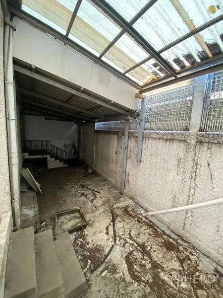 带办公室的家 出租在Pathum Wan, Bangkok - 带透明屋顶的后院/洗衣区，混凝土墙与排水沟