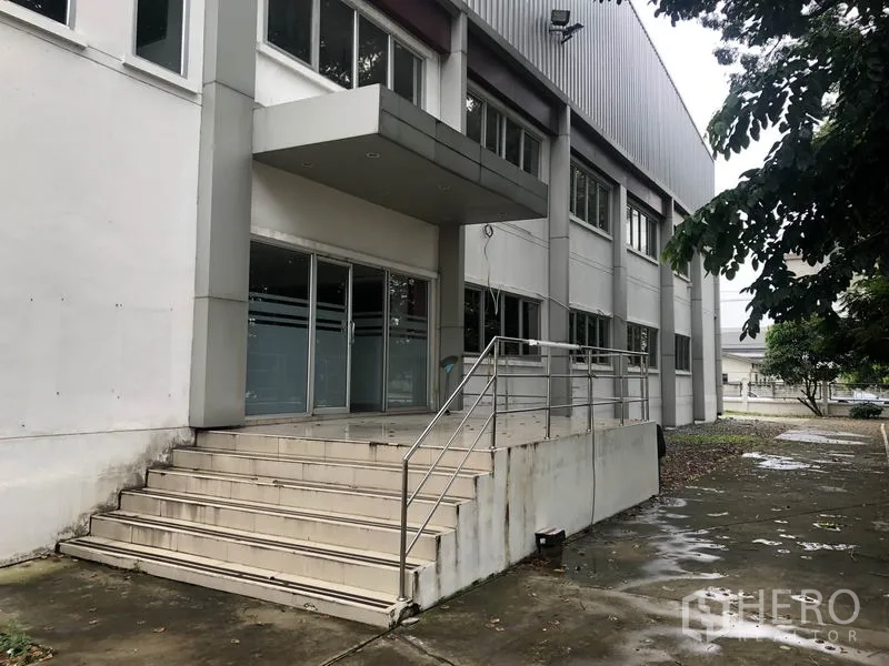 工厂 出租在Phra Nakhon Si Ayutthaya - 主办公入口，台阶与不锈钢扶手，玻璃门外立面。