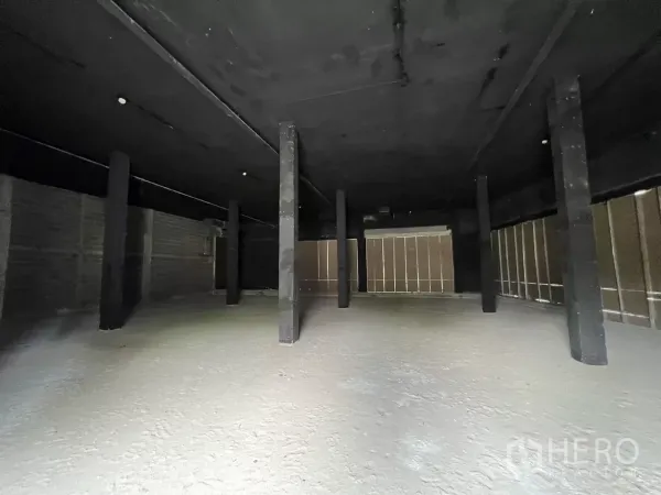 พื้นที่ขายปลีก ให้เช่า - ภายในแบบเปิดโล่ง กว้าง มีเสารับน้ำหนักหลายต้นและผนังยังไม่ตกแต่ง