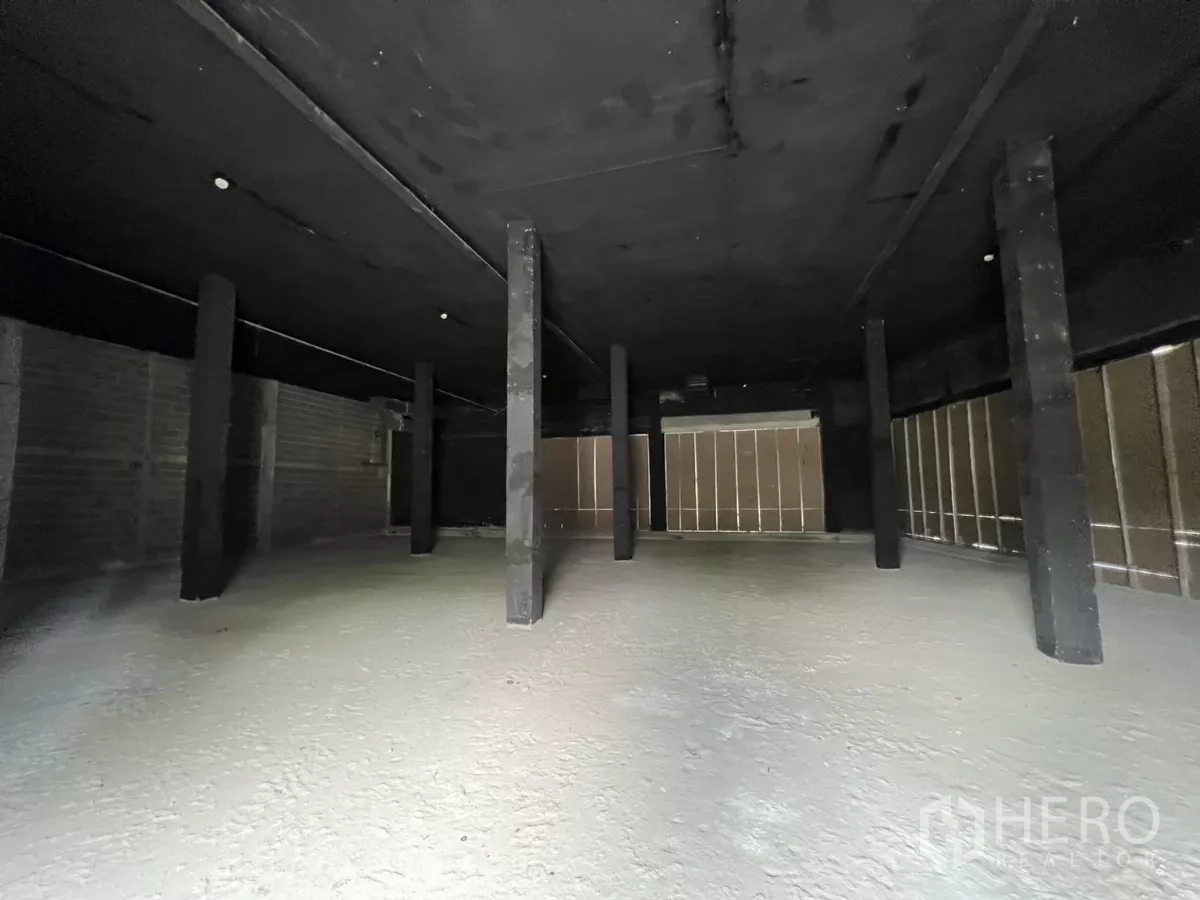 พื้นที่ขายปลีก ให้เช่า - ภายในแบบเปิดโล่ง กว้าง มีเสารับน้ำหนักหลายต้นและผนังยังไม่ตกแต่ง