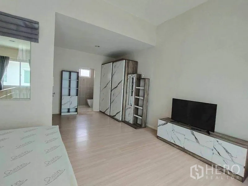 联排别墅 出租在Wang Thonglang, Bangkok - 大卧室配大理石纹衣柜、电视柜与套内空间。