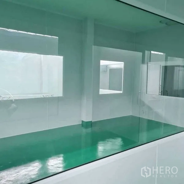 工厂 出售在Bang Pa-in, Phra Nakhon Si Ayutthaya - 洁净室配大观察窗与亮泽绿色地面。