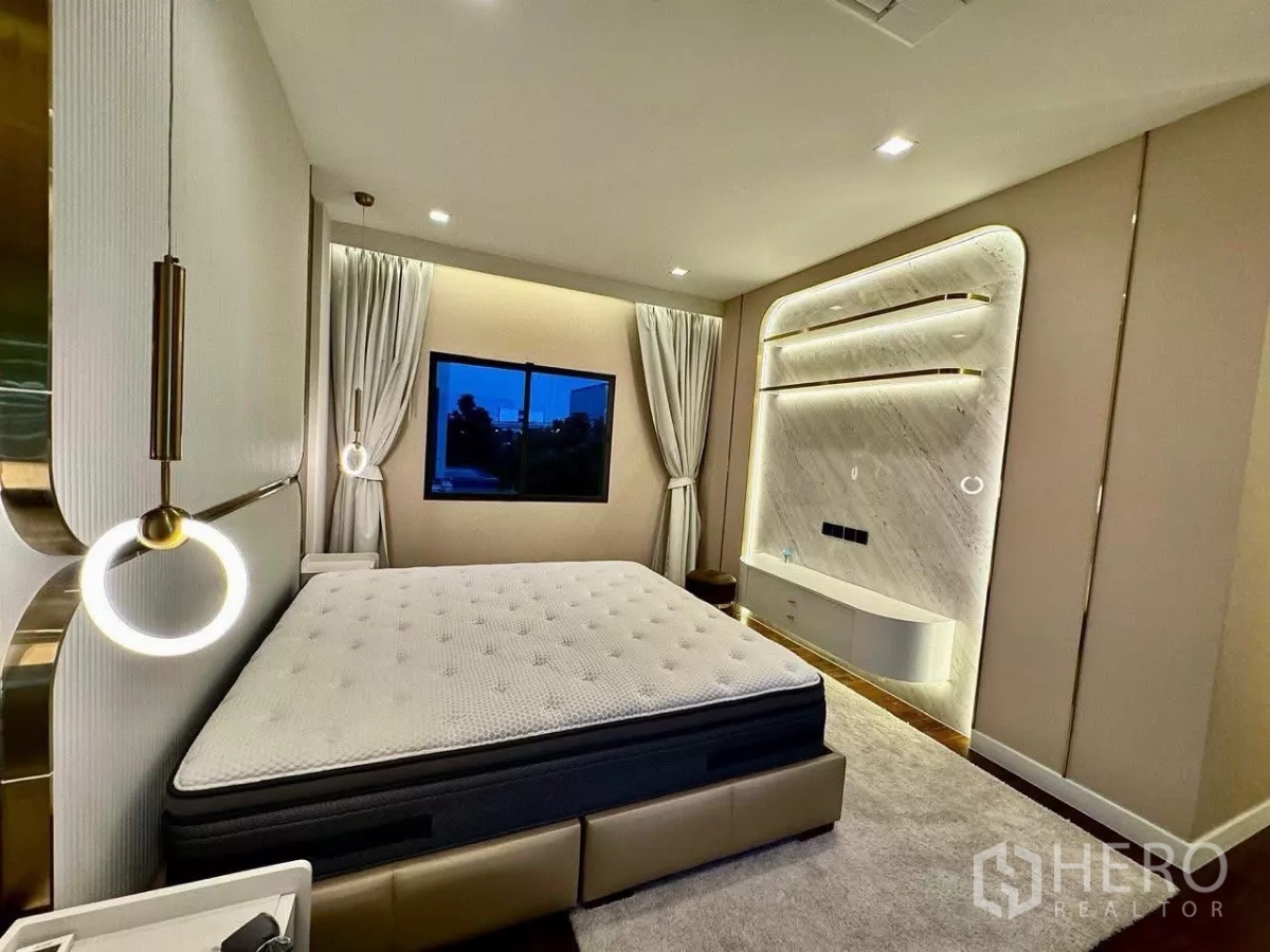 Detached House for sale in Saphan Sung, Bangkok - Bright bedroom with pendant bedside lights and illuminated feature niche.