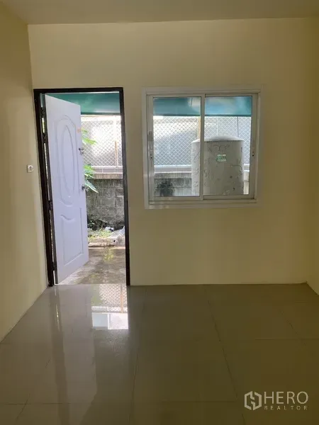 สำนักงานที่บ้าน ให้เช่าในYan Nawa, Bangkok - ห้องชั้นล่างมีหน้าต่าง ประตูเปิดออกสู่ลานซักล้างด้านหลังขนาดเล็ก