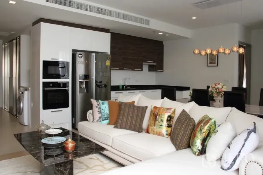 คอนโด ให้เช่าหรือขายในWatthana, Bangkok - พื้นที่นั่งเล่นแบบโอเพ่นพร้อมครัวโมเดิร์น เตาอบบิวท์อิน ตู้เย็นสแตนเลส และมุมรับประทานอาหาร