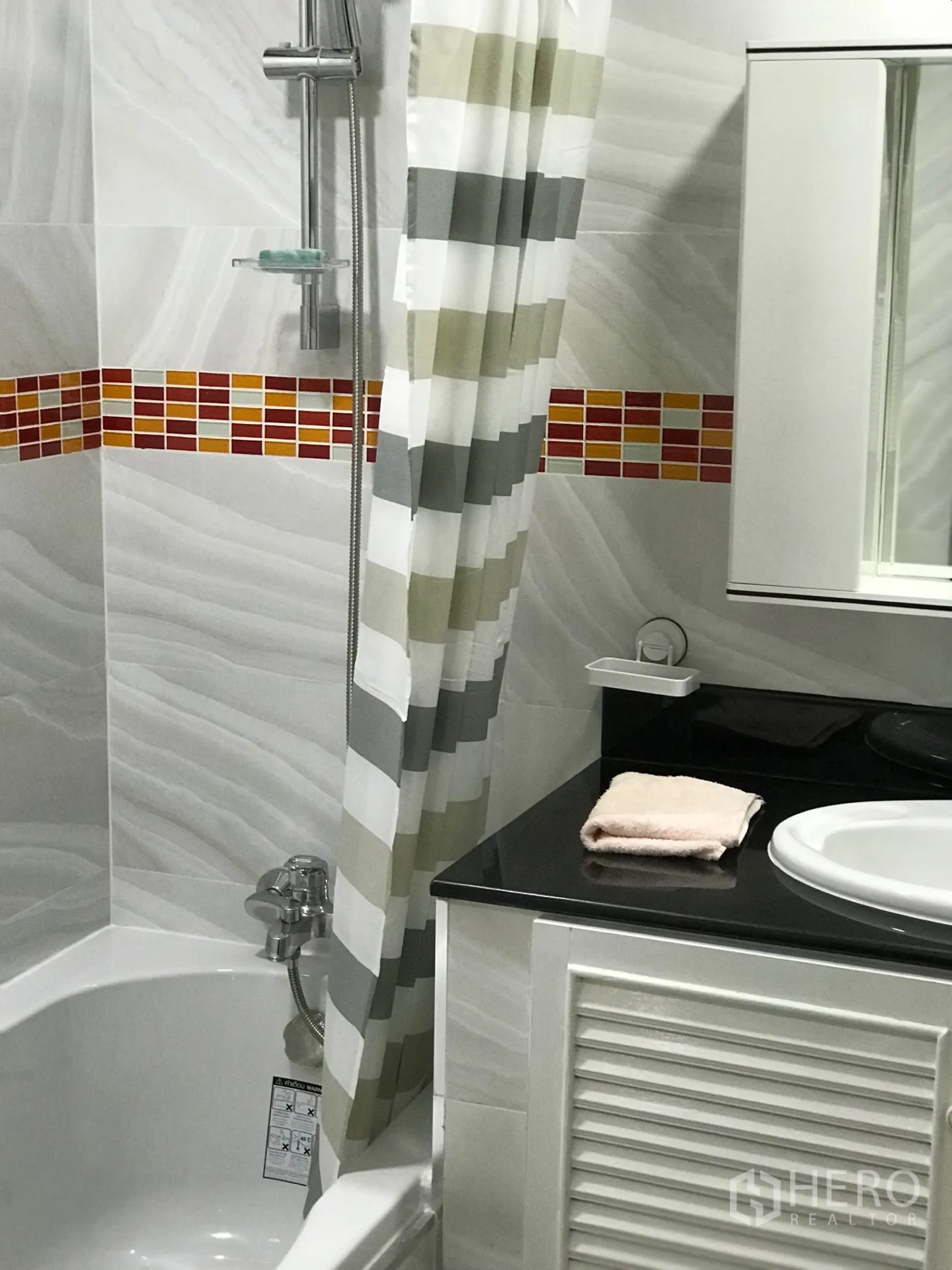 公寓 出租或出售在Watthana, Bangkok - 现代浴室，浴缸淋浴一体、黑色台面与彩色马赛克装饰