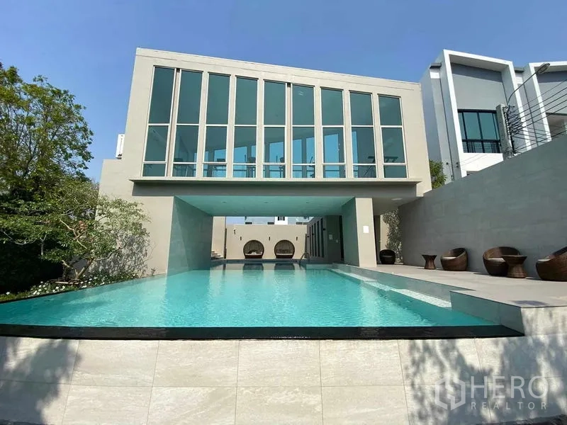 สำนักงานที่บ้าน ให้เช่าในPhra Khanong, Bangkok - คลับเฮาส์สมัยใหม่พร้อมสระว่ายน้ำยาวและพื้นที่พักผ่อน