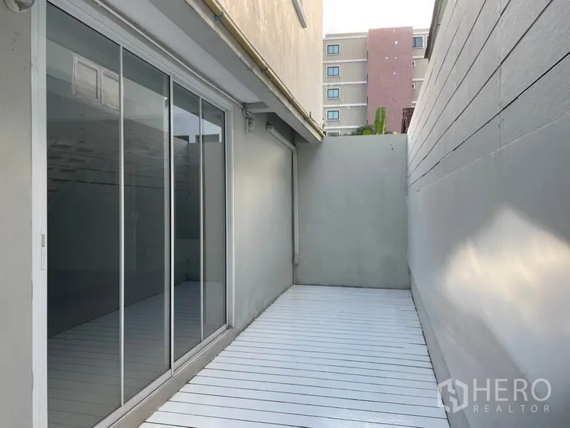 独立式住宅 出租在Huai Khwang, Bangkok - 私密侧边露台，高墙与整面玻璃推拉门