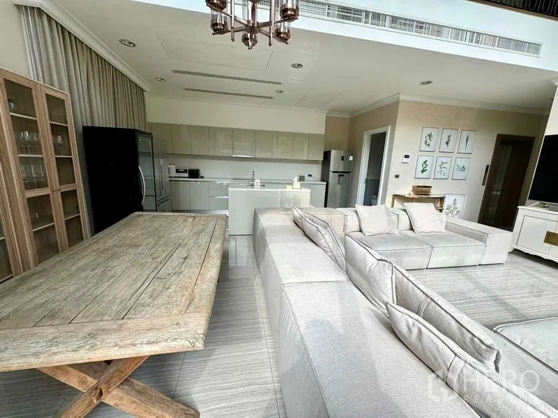 ทาวน์เฮาส์ ให้เช่าในWatthana, Bangkok - ครัวเปิดพร้อมไอส์แลนด์ โต๊ะทานอาหาร และโซฟาขนาดใหญ่.