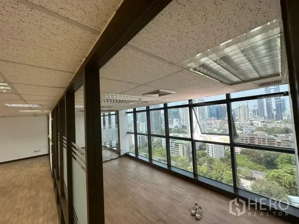 สำนักงาน ให้เช่า - โซนสำนักงานสว่าง ผนังกระจกยาวและกั้นห้องกระจกภายใน มองเห็นวิวเมือง