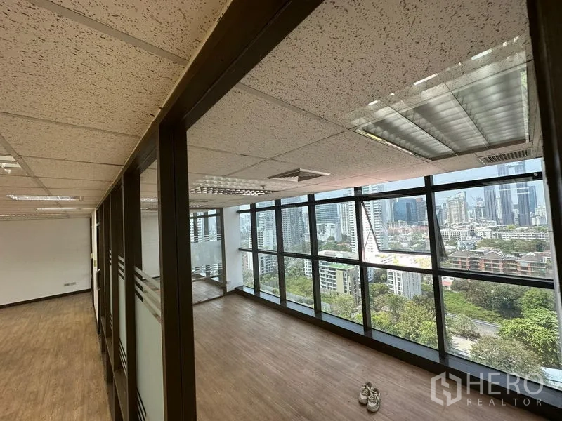 สำนักงาน ให้เช่า - โซนสำนักงานสว่าง ผนังกระจกยาวและกั้นห้องกระจกภายใน มองเห็นวิวเมือง