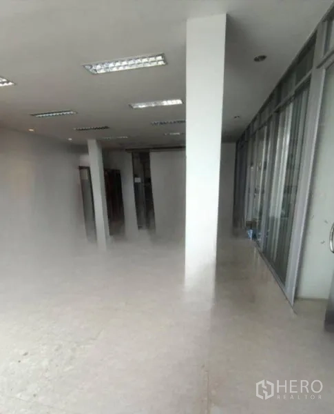 คลังสินค้า ให้เช่าในBang Phli, Samut Prakan - พื้นที่สำนักงานแบบเปิดโล่ง กั้นกระจกเต็มผนังและไฟดาวน์ไลต์