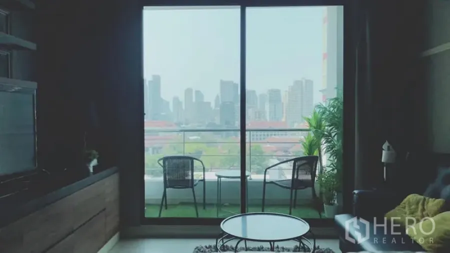 คอนโด ให้เช่าในWatthana, Bangkok - ห้องนั่งเล่นเชื่อมต่อระเบียง มีเก้าอี้สองตัว มองเห็นวิวสกายไลน์กรุงเทพฯ